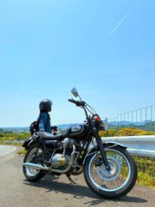 ひこうき雲を見上げる